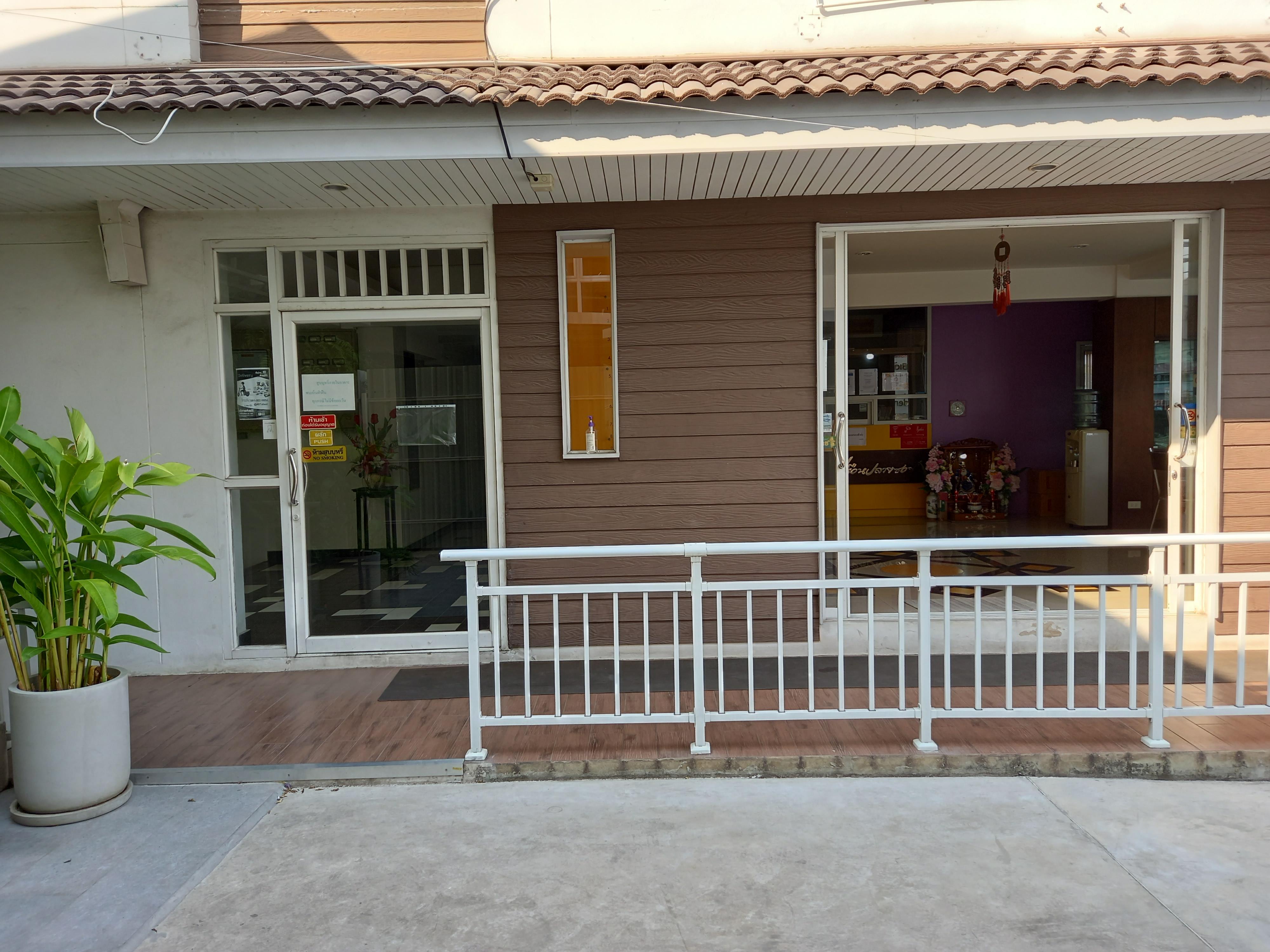Ruan Plaisoi Apartment Bangkok Exterior photo