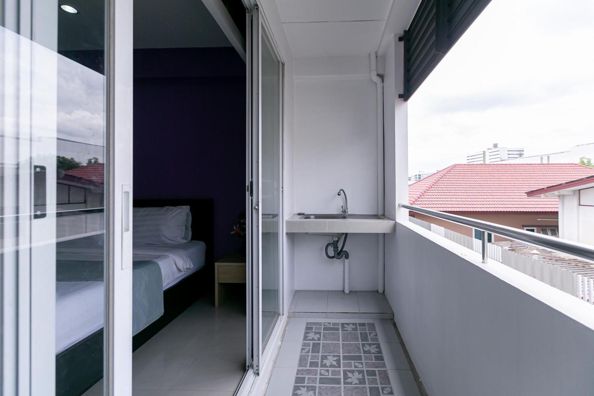 Ruan Plaisoi Apartment Bangkok Exterior photo