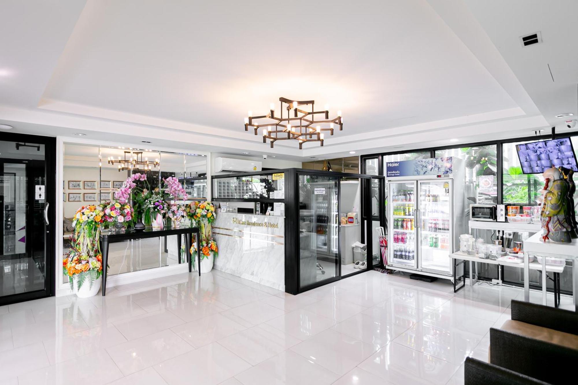 Ruan Plaisoi Apartment Bangkok Exterior photo
