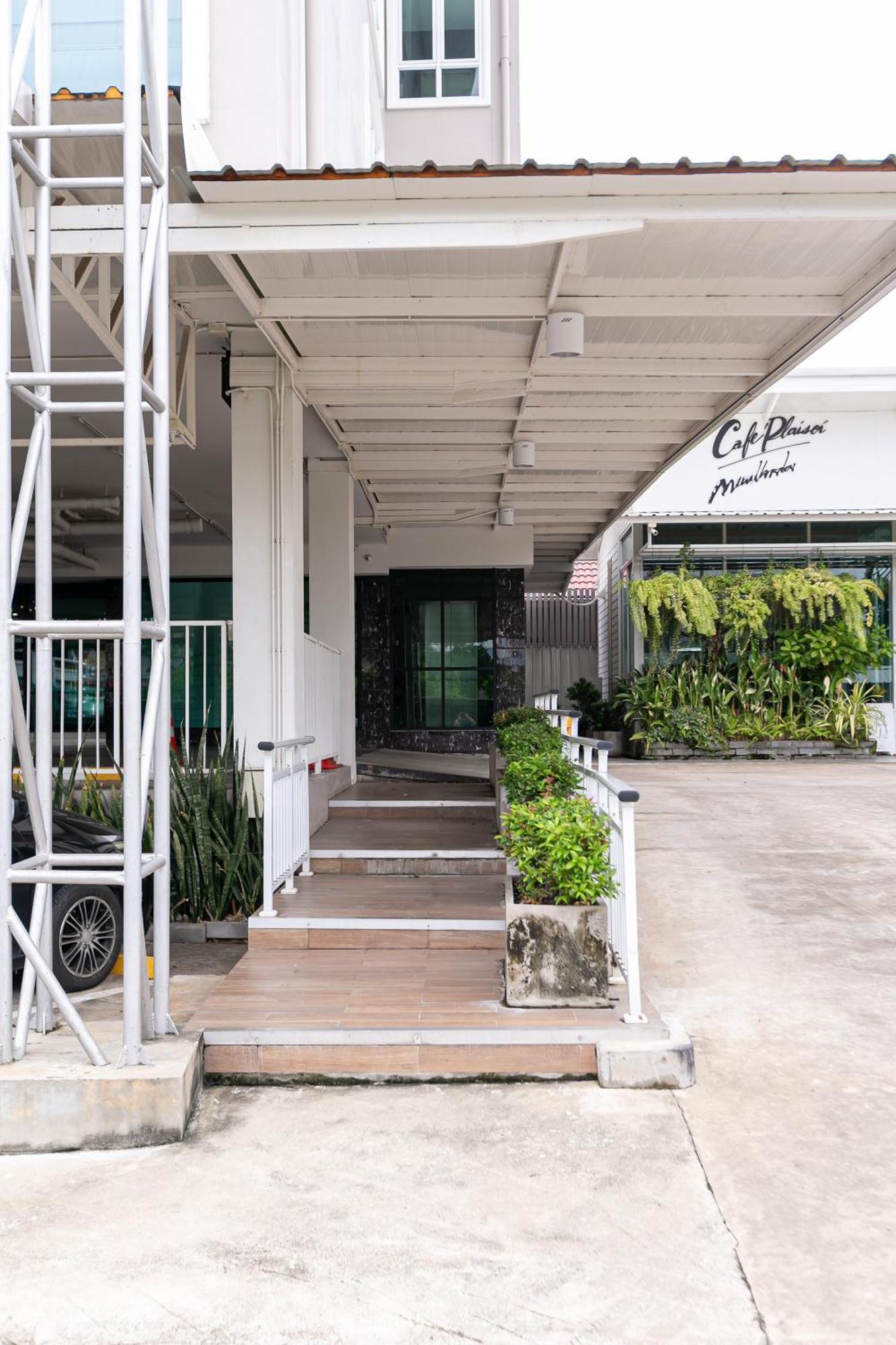 Ruan Plaisoi Apartment Bangkok Exterior photo