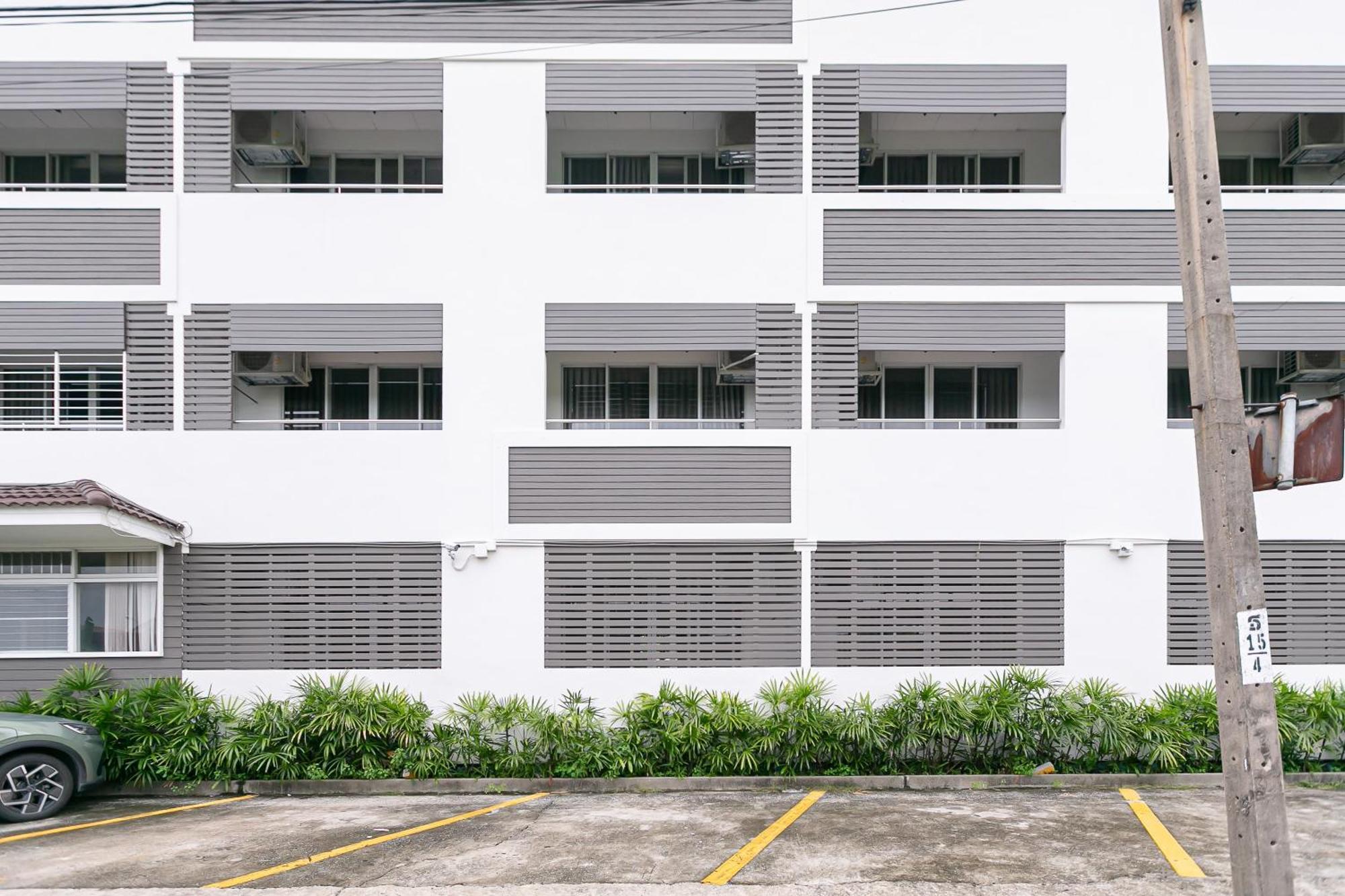 Ruan Plaisoi Apartment Bangkok Exterior photo