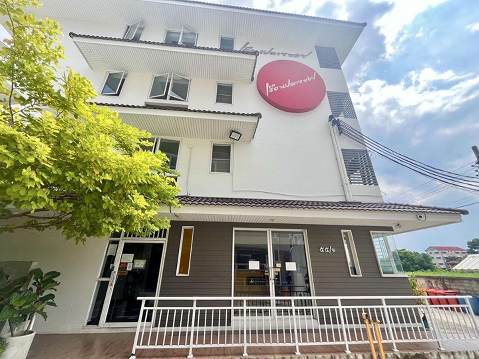 Ruan Plaisoi Apartment Bangkok Exterior photo