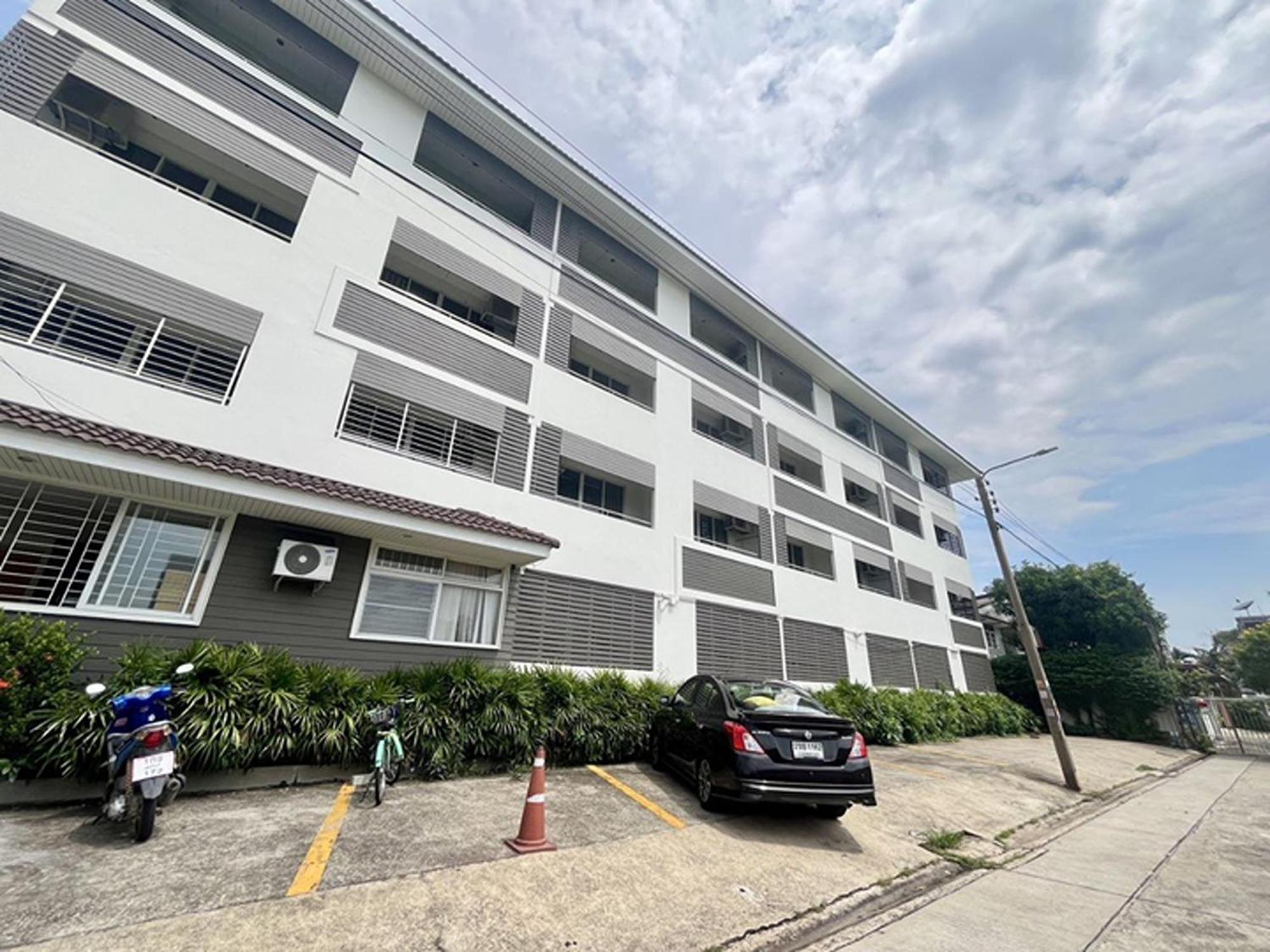 Ruan Plaisoi Apartment Bangkok Exterior photo