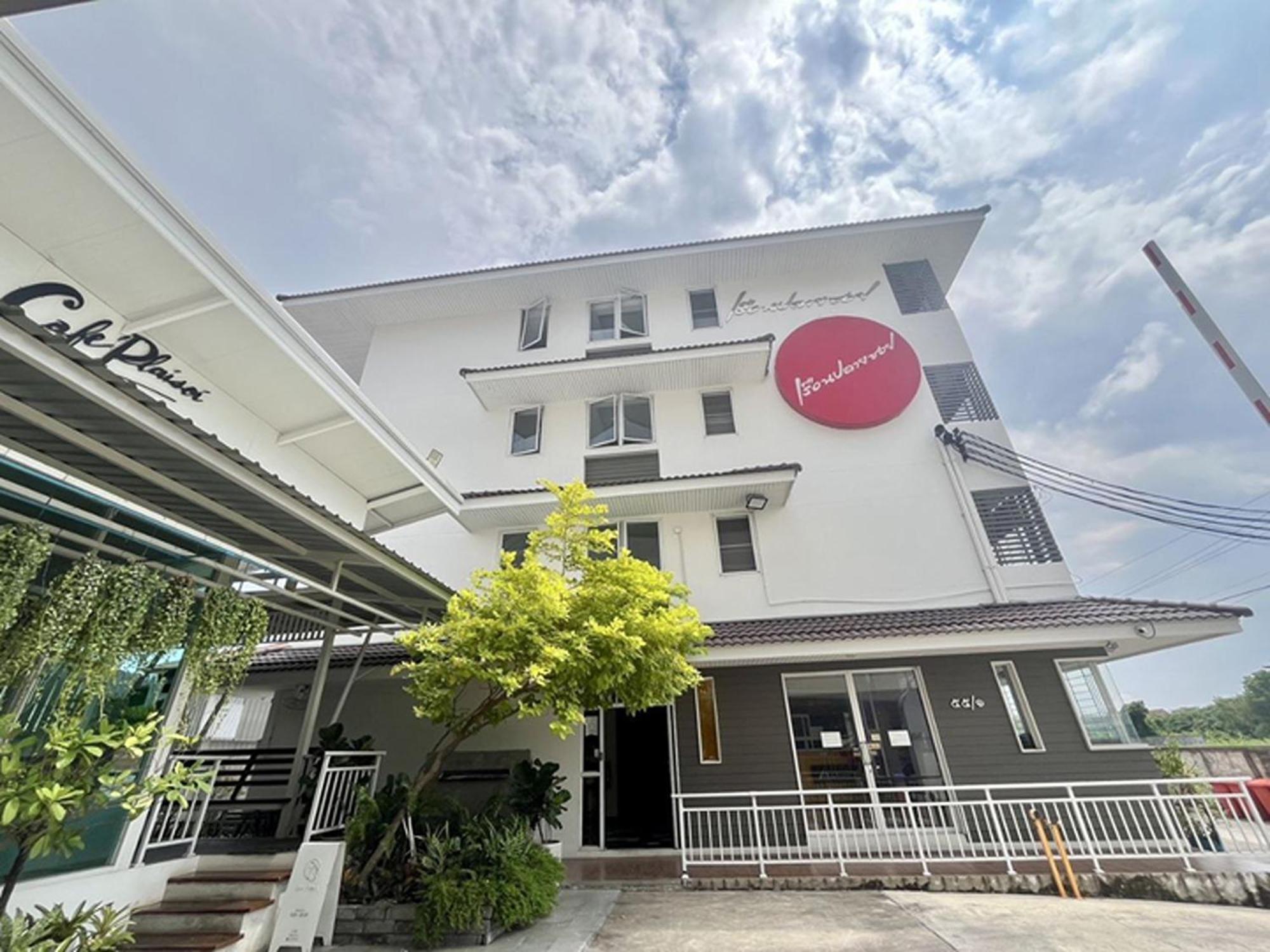 Ruan Plaisoi Apartment Bangkok Exterior photo